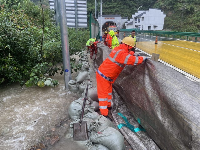 6月20日，寧國(guó)處搶修人員對(duì)黃千段隧道邊溝積水問題搶修，保障道路暢通.jpg