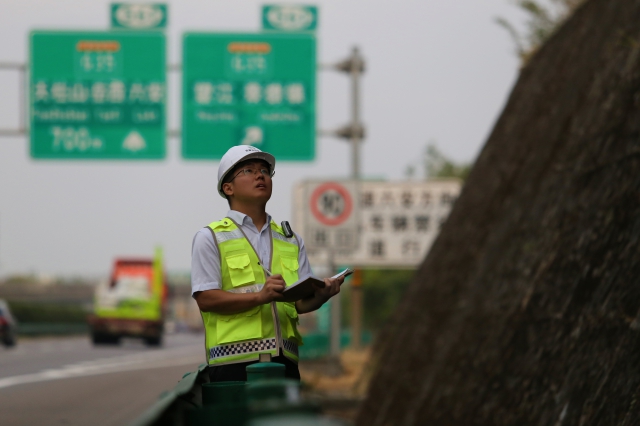 高界處太湖中心養護工程師對道路邊坡進行巡檢2.jpg